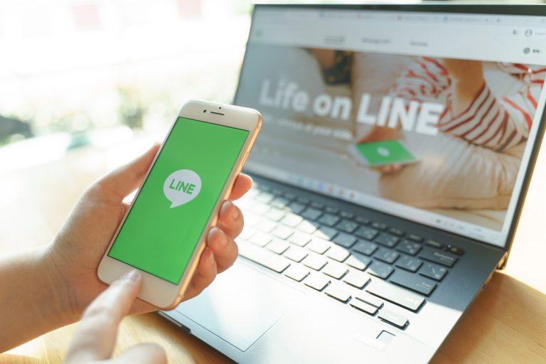 ▲在智慧型手機的時代，LINE成為人人每天都必須使用的重要APP。（圖／Shutterstock）