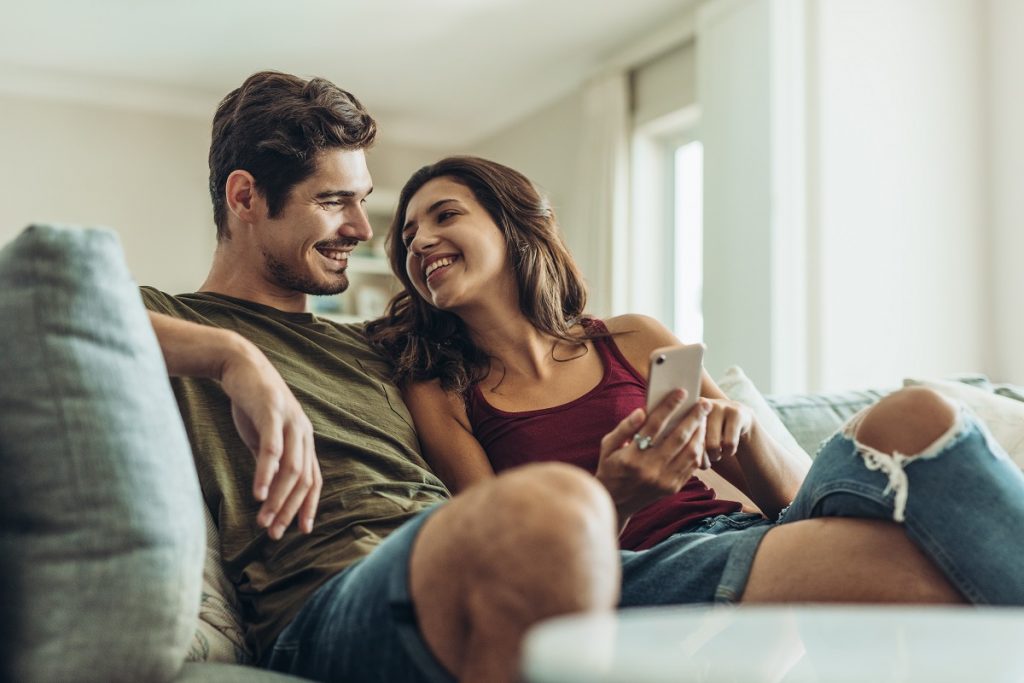 ▲她有一位交往多年的男友，各方面契合，感情路自然走得挺久。（圖／Shutterstock）