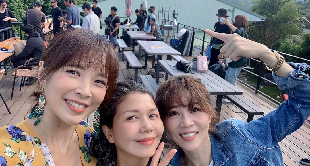 ▲天心（左起）在《俗女2》和于子育、謝盈萱上演公路之旅，還不時脫口說幾句韓文。（圖／天心IG）