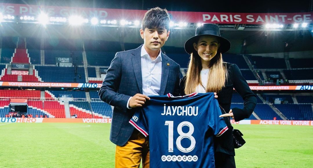 ▲周杰倫（左）跟老婆昆凌去年赴法國旅遊才發現懷了第三胎。（圖／周杰倫IG）