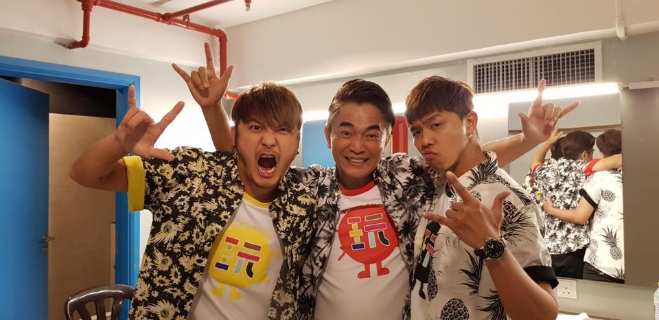 ▲吳宗憲（中）2018年以《綜藝玩很大》獲得金鐘主持人獎，原定將 主持棒交給小鬼（右），可惜未能如願。（圖／吳宗憲臉書）