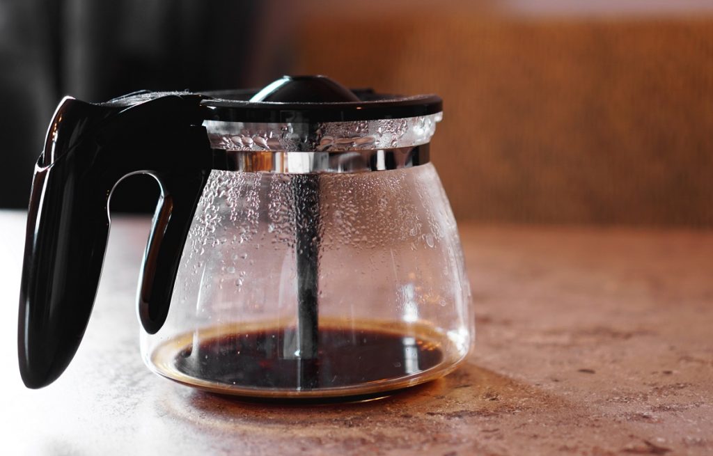 ▲安琪拉透露，入住飯店時，最好不要使用咖啡機、玻璃杯、冰桶和被套。（圖／Shutterstock）