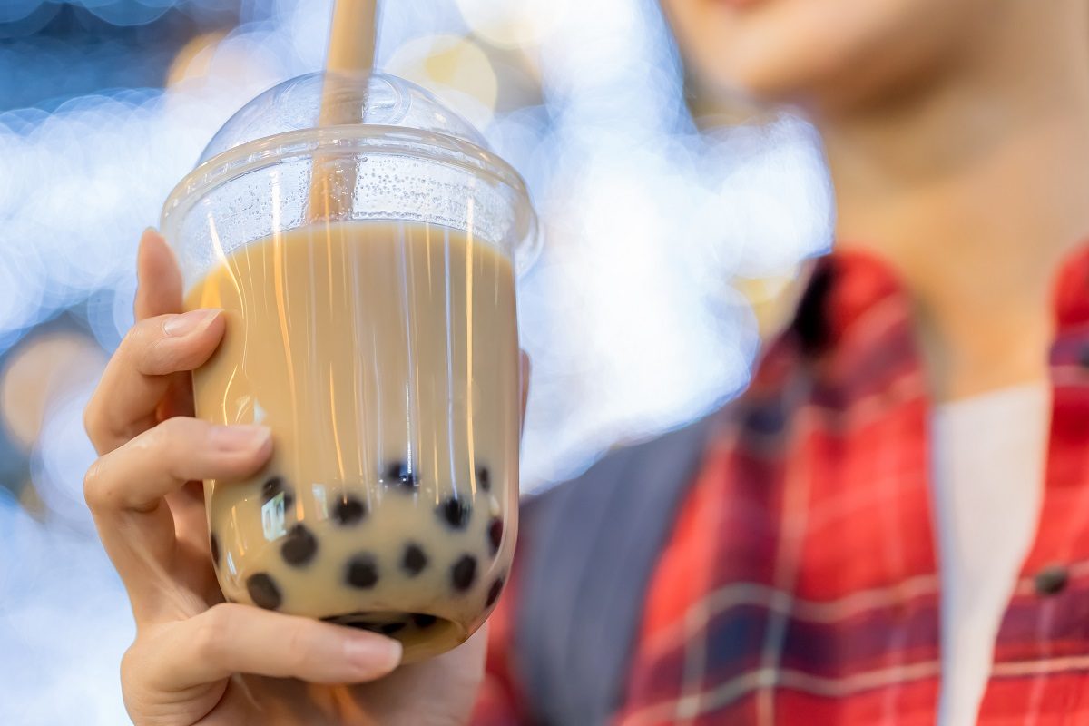 ▲經濟部統計處今（15）日指出，民眾外出用餐意願升溫，預期今年飲料店業全年營業額可望突破千億，結束連續2年負成長。（圖／Shutterstock）