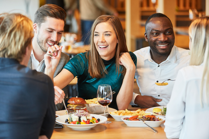 ▲水瓶座可以帶著情人跟朋友們一起出去聚會放鬆一下，這樣不僅顧了朋友，也能夠讓對方更安心。（圖／Shutterstock）