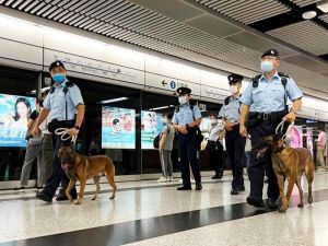 ▲港警9月30日於港鐵中環站進行高姿態巡邏。（圖／翻攝自香港警察官方臉書）
