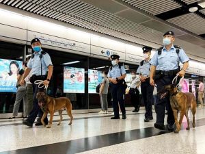 ▲港警9月30日於港鐵中環站進行高姿態巡邏。(圖/翻攝自香港警察官方臉書) ▲港警9月30日於港鐵中環站進行高姿態巡邏。(圖/翻攝自香港警察官方臉書)