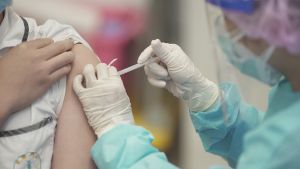 打了BNT疫苗就夠？亞東醫師提供青少年接種懶人包

