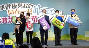 ▲衛福部疾管署今(1)日舉辦公費流感疫苗開打記者會,邀請疾管署副署長莊人祥(右起)、疾管署署長周志浩、衛福部次長薛瑞元、防疫大使譚艾珍與女兒歐陽靖及孫子新醬一家三代一同出席。(圖/翻攝自疾管署直播訊號) ▲衛福部疾管署今(1)日舉辦公費流感疫苗開打記者會,邀請疾管署副署長莊人祥(右起)、疾管署署長周志浩、衛福部次長薛瑞元、防疫大使譚艾珍與女兒歐陽靖及孫子新醬一家三代一同出席。(圖/翻攝自疾管署直播訊號)