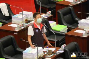 黃紹庭 ▲黃紹庭說,高煉廠的土地整治時程讓人質疑「台積電是否真的來的了,我怕這個煮熟的鴨子會飛掉」。(圖/記者鄭婷襄攝,2021.10.01)