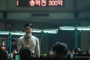 ▲金武烈飾演詐騙集團首腦。(圖/車庫娛樂) ▲金武烈飾演詐騙集團首腦。(圖/車庫娛樂)