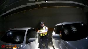 幼兒反鎖車內嚎啕大哭 警棍破窗救援