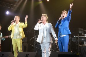 ▲黃連煜(左起)、阿Van、陳昇今舉辦《剪剪花》新歌演唱會。(圖/新樂園製作) ▲黃連煜(左起)、阿Van、陳昇今舉辦《剪剪花》新歌演唱會。(圖/新樂園製作)