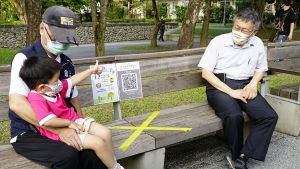 台北市長柯文哲1日下午前往象山公園,視察公園遊具解封狀況。 ▲台北市長柯文哲1日下午前往象山公園,視察公園遊具解封狀況。(圖/台北市政府提供)