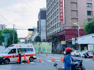 花蓮漫波假期飯店拆除倒塌　壓毀3車無人傷亡
