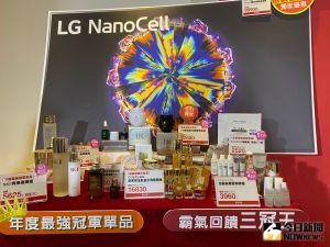 搶攻振興券商機 中市百貨周年慶祭優惠創造加成業績 ▲新光三越台中店周年慶促銷活動,化妝品是主力之一,20大品牌同慶,五倍券獨享35折。(圖/記者金武鳳攝,2021.10.1)