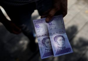 ▲委內瑞拉發行新面額的玻利瓦爾。（圖／美聯社／達志影像）