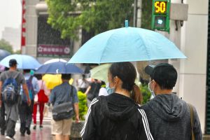 ▲中央氣象局預報，今（17）日將有鋒面通過，東北季風增強，全台轉為濕冷，各地均有機會降雨。（圖／NOWnews資料照片）