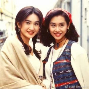 ▲溫碧霞（左）昔日和朱茵合作電影，是香港性感女星。（圖／溫碧霞微博）