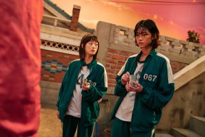 ▲李瑜美(左)在《魷魚遊戲》的溫暖舉動,讓她爆紅。(圖/Netflix) ▲李瑜美(左)在《魷魚遊戲》的溫暖舉動,讓她爆紅。(圖/Netflix)