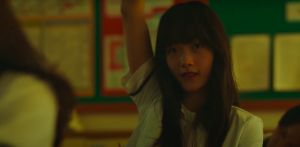 ▲李瑜美在《大人們都不知道》跟老師發生關係，甚至在課堂上舉手告知「老師，我懷孕了」。（圖／Naver電影）