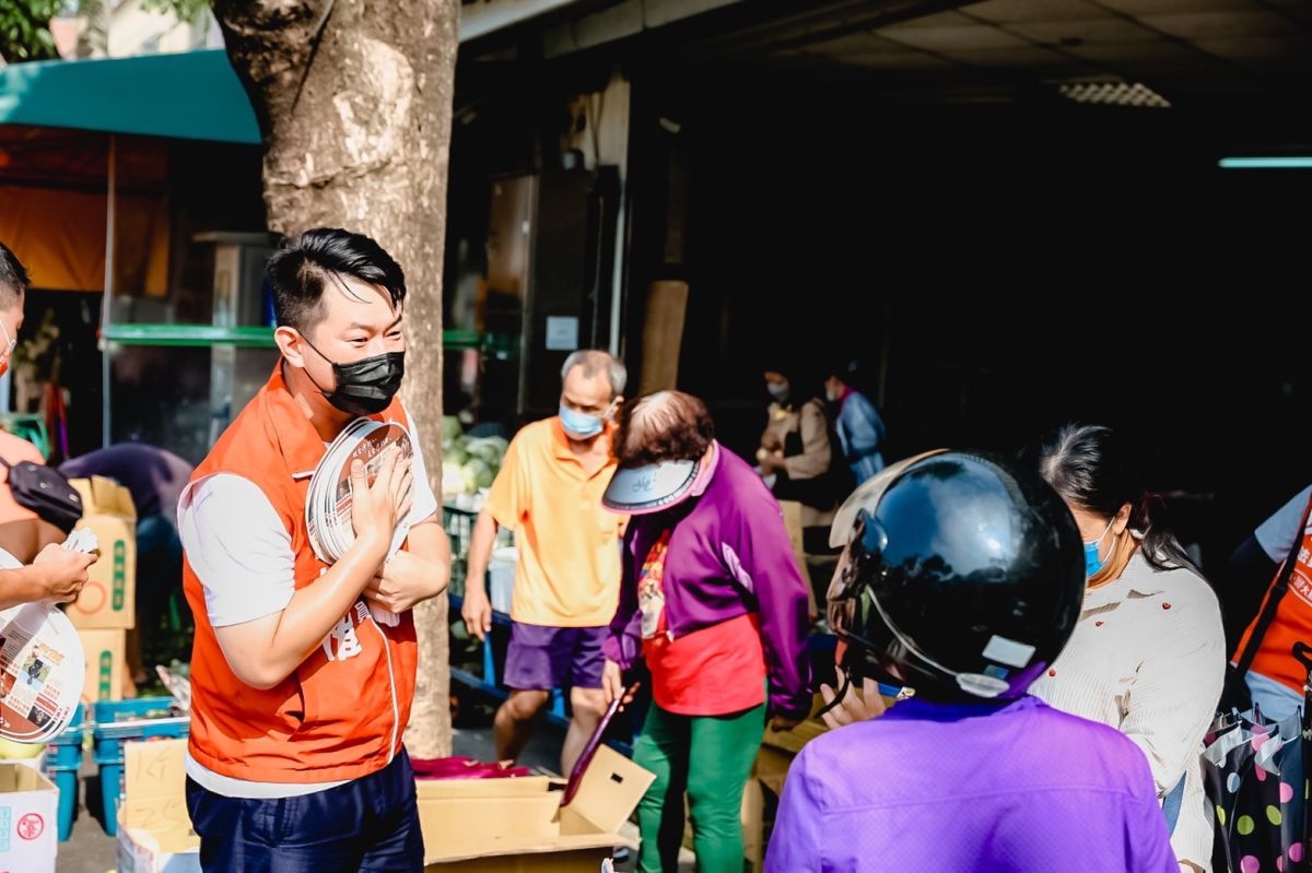 ▲面對即將到來的罷免投票,陳柏惟持續勤跑基層。(圖/陳柏惟辦公室提供)