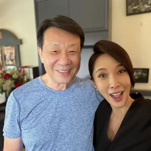 ▲天心與26年前演出電視劇《那一年我們都很酷》的寇世勳合影,兩人都保養得很好。(圖/天心FB) ▲天心與26年前演出電視劇《那一年我們都很酷》的寇世勳合影,兩人都保養得很好。(圖/天心FB)