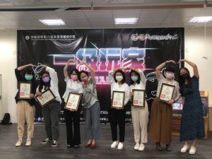 勞動力發展署雲嘉南分署副分署長許慧香 (左四) 與畢業學員開心合影 ▲勞動力發展署雲嘉南分署副分署長許慧香 (左四) 與畢業學員開心合影(圖/記者林怡孜攝,2021,10,02)