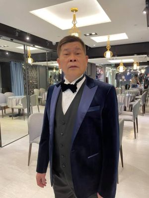 ▲澎恰恰穿上藍色西裝,顯得年輕有活力。(圖/澎恰恰FB) ▲澎恰恰穿上藍色西裝,顯得年輕有活力。(圖/澎恰恰FB)