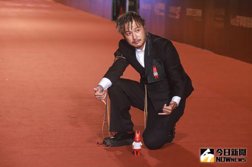 ▲KID帶著代表小鬼黃鴻升的公仔一起出席金鐘56星光紅毯。（圖／記者葉政勳攝 , 2021.10.02）