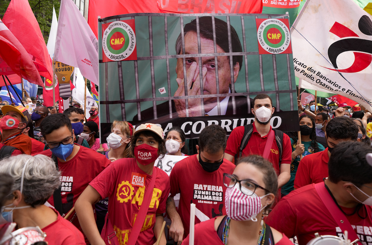 ▲巴西全國各地數以萬計民眾今天走上街頭，再度就COVID-19疫情因應和其他議題要求不得民心的總統波索納洛下台。（圖／美聯社／達志影像）