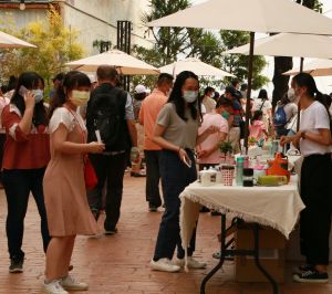 ▲台灣港務公司高雄港務分公司舉辦家庭日二手市集活動,讓二手市集創造出新價值。(圖/記者黃守作攝,2021.10.03)
