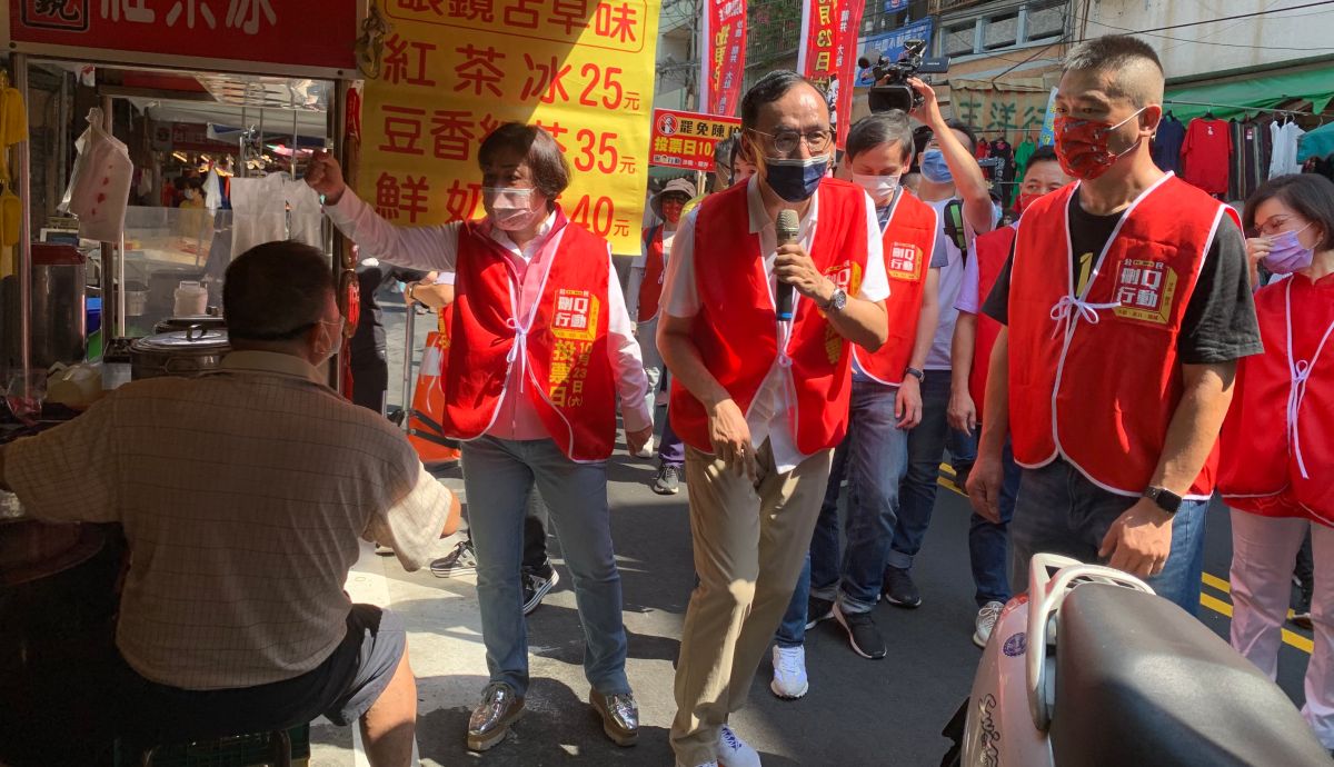 ▲朱立倫支持刪Q罷免行動，主席就任前夕到烏日菜市場掃街。 （圖／記者顏幸如攝影，2021.10.03）