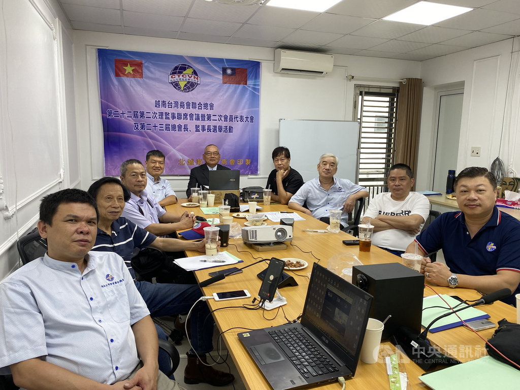▲越南台灣商會聯合總會預計4日向越南政府遞交建言書，盼爭取越方支持台灣加入CPTPP。圖為越總總會長高國華（中）9月30日在海防市與海防台商會幹部參加越總線上會員代表大會。（越南台灣商會聯合總會提供）中央社記者陳家倫河內傳真 110年10月3日