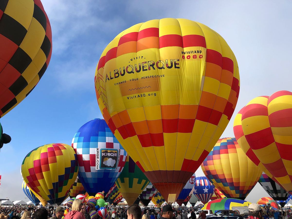 ▲去年因COVID-19疫情而取消的美國新墨西哥州熱氣球節，今年恢復舉行，數百顆熱氣球今天升上阿爾伯克基湛藍天空，壯觀吸睛。資料照。（圖／美聯社／達志影像）