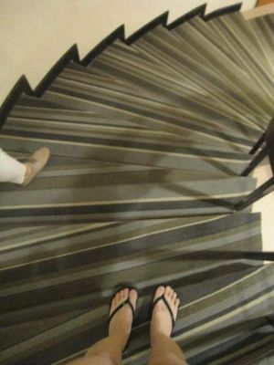 ▲拍攝的網友看到樓梯瞬間傻眼，因為地毯的花紋讓人看了眼花撩亂，很難找到下一階。（圖／翻攝自《奇葩裝潢分享中心》）