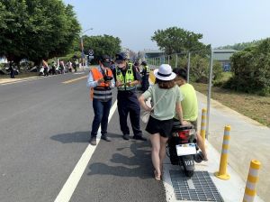 ▲小琉球地區島上遊客大多租機車交通工具代步，時常在交叉路口發生車禍事故，呼籲遊客除在租借機車時要選擇自己熟悉車種外，也要戴好安全帽、檢查煞車是否正常並核對行照後再騎車上路。（圖／屏東監理站提供, 2021.10.02）