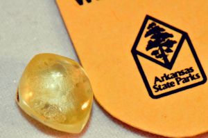 ▲諾琳拿到鑑定中心後，發現是顆重達4.38克拉的黃色鑽石，且還是園區歷年來發現的第3大鑽石。（圖／翻攝自《Crater of Diamonds State Park》臉書）