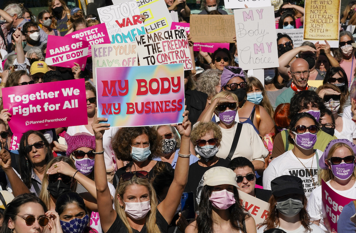 ▲美國各地今天有數以萬計女性戴著粉色帽子、身穿T恤走上街頭，高呼「把手從我身上拿開」，抗議保守派打算限制墮胎權的舉措。（圖／美聯社／達志影像）