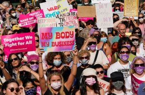 全美數萬人遊行示威　抗議墮胎法
