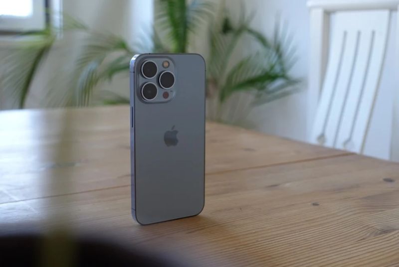 ▲靠著iPhone擋下致命子彈,網友笑稱穆寡迪應該會從此成為終生死忠果粉。(示意圖/翻攝自《pexels》 )