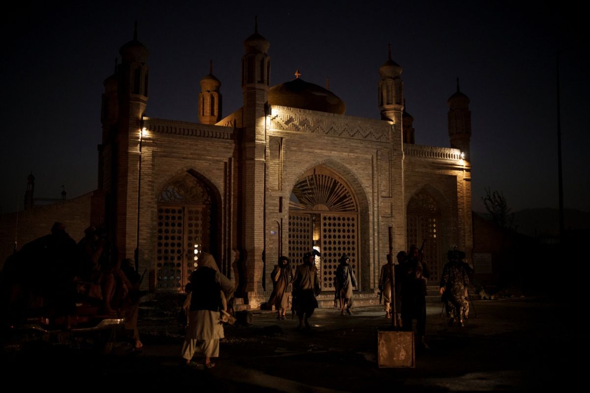 ▲塔利班發言人穆賈希德3日在阿富汗首都喀布爾Eid Gah清真寺，為他過世的母親舉辦祈禱儀式，但清真寺入口附近發生爆炸。（圖／美聯社／達志影像）