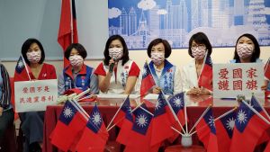 高雄市議會國民黨團發起「愛國家、護國旗」活動,將由國民黨籍議員服務處免費發送國旗。(圖/高雄市國民黨團提供) ▲高雄市議會國民黨團發起「愛國家、護國旗」活動,將由國民黨籍議員服務處免費發送國旗。(圖/高雄市國民黨團提供)