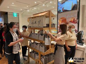 日式生吐司還在夯!本土品牌進軍微風超商快閃 ▲網路爆紅名店「和土司」快閃進駐,每天中午12點準時開賣,每款限量100份。(圖/記者黃仁杰攝)