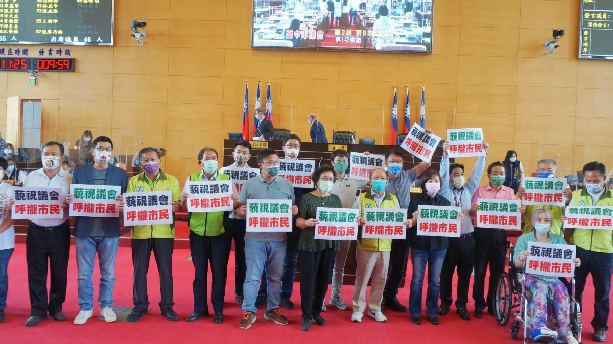 ▲民進黨市議員每人手持一張「藐視議會、呼攏市民」提出強烈抗議(圖／柳榮俊攝2021.10.4)