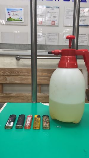 汽油噴霧器及打火機 ▲石姓男子準備要燒警車的汽油噴霧器和打火機。(圖/中壢分局提供)