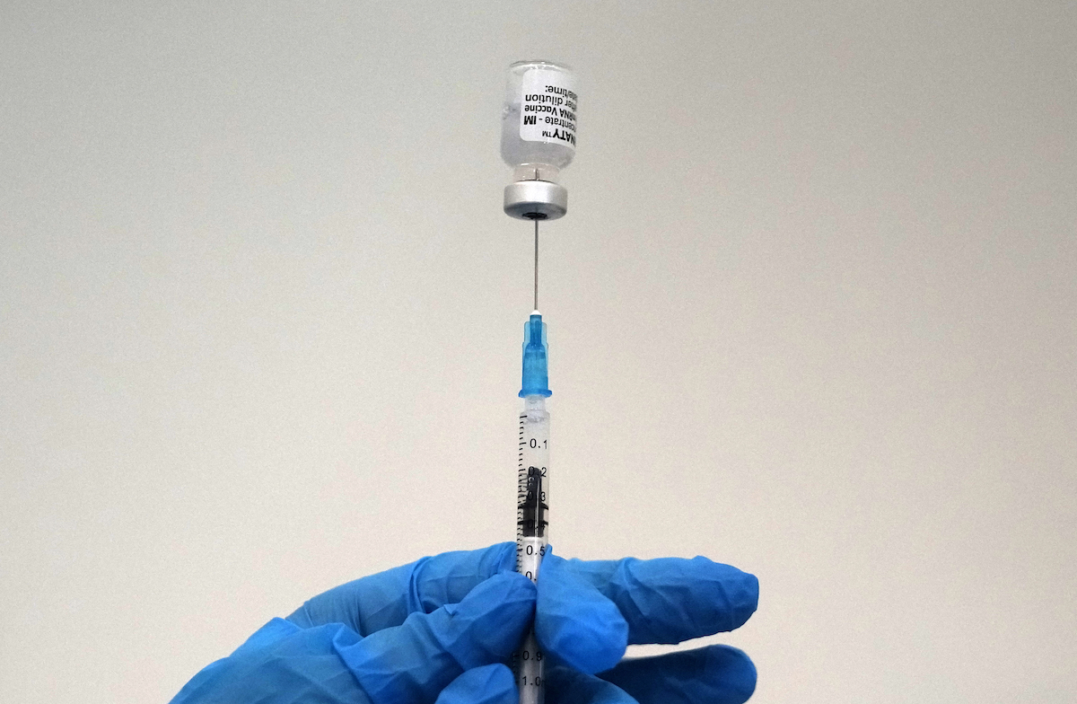 ▲美國華特里德陸軍研究所的科學家料將在幾週內宣布，他們研發了一種疫苗，可預防COVID-19及其包含Omicron的所有變異病毒。示意圖。（圖／美聯社／達志影像）