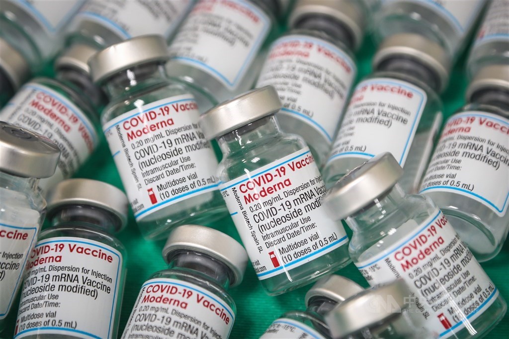 ▲指揮中心表示，最近將有莫德納疫苗到貨，下一波預計開放所有7月16日前接種第1劑莫德納疫苗者，可打第2劑。（中央社檔案照片）