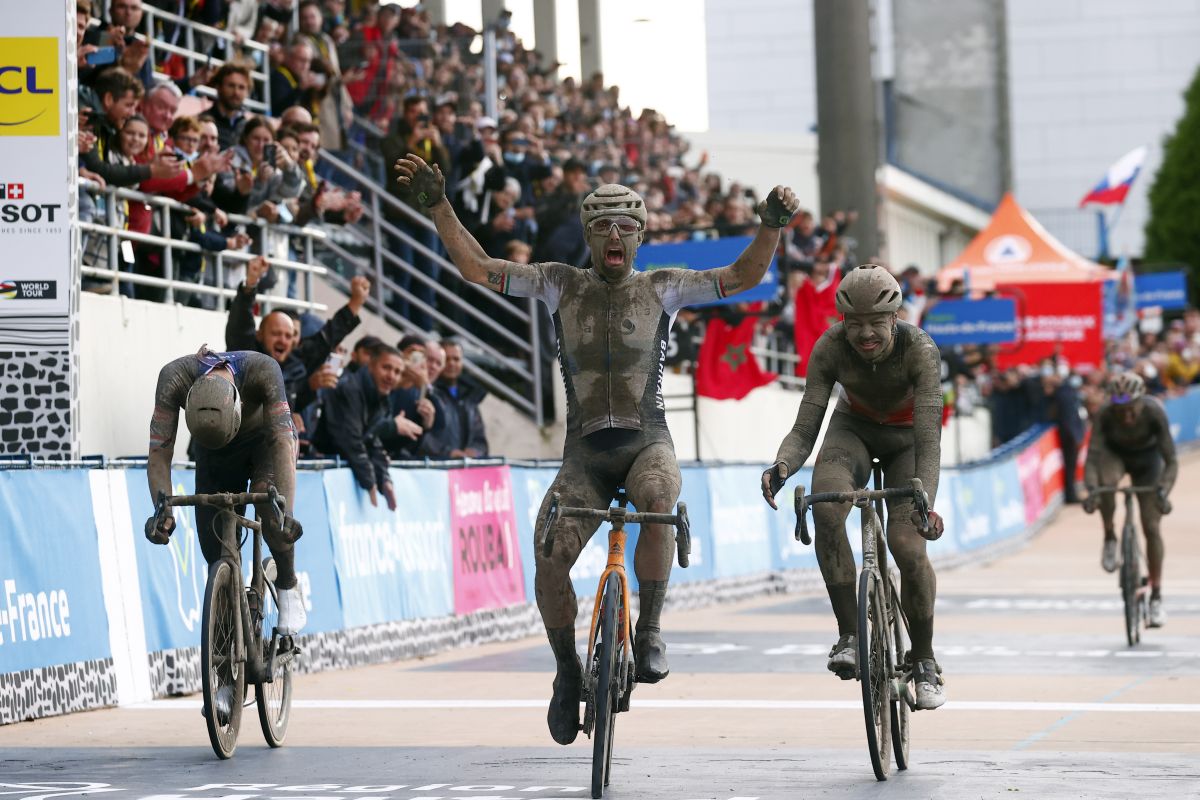 ▲超過6小時的煎敖，恐怖雷力(S. Colbrelli)騎著台灣的美利達自行車勇奪史詩級118屆巴黎-魯貝大賽冠軍。（圖／美利達提供）