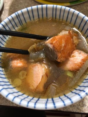 ▲女網友將鮭魚加入味噌湯中。（圖／翻攝廚藝公社臉書）