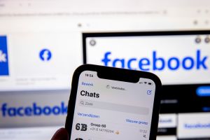 ▲知名社群網站網臉書, WhatsApp, Instagram,4日驚傳全球範圍當機。有臉書員工透露連識別證系統都失效。示意圖。(圖/美聯社/達志影像) ▲知名社群網站網臉書, WhatsApp, Instagram,4日驚傳全球範圍當機。有臉書員工透露連識別證系統都失效。示意圖。(圖/美聯社/達志影像)